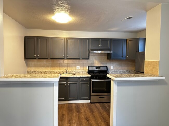 Building Photo - SE Duplex