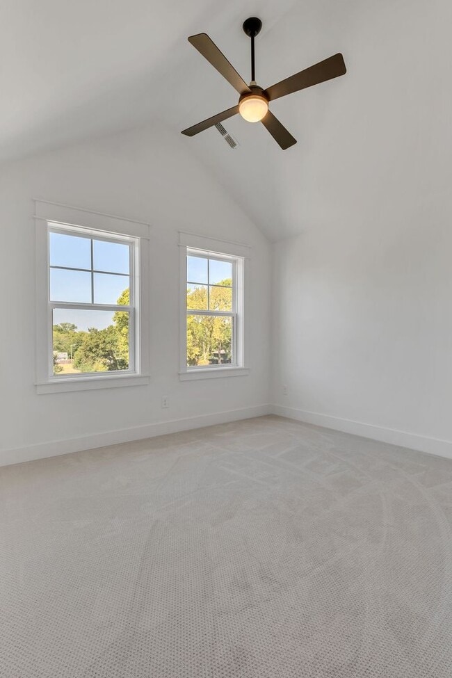 Building Photo - 2019 Maple Vw Ln