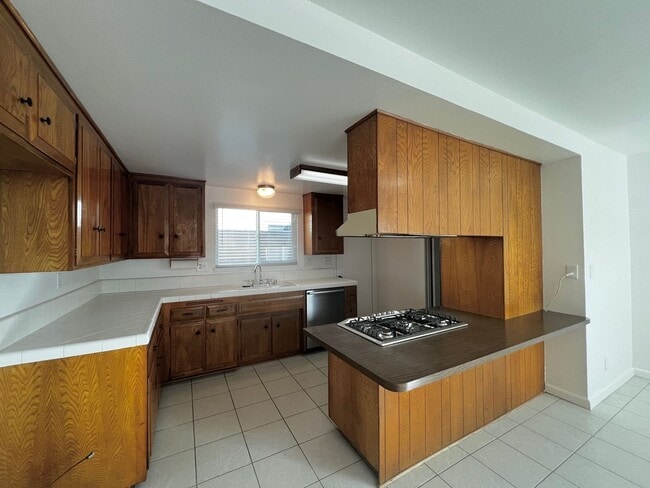 Building Photo - Spacious 4-bedroom, 2.5-bath Home Fountain Valley