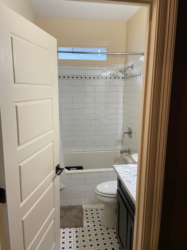 Building Photo - 3109 Broadway St