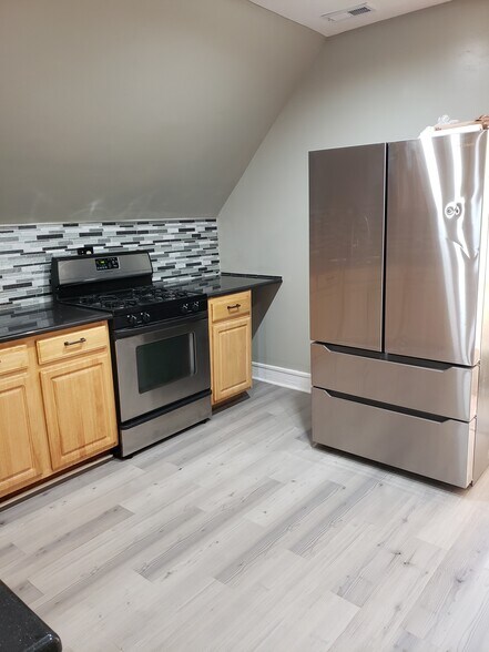 Building Photo - 938 N Parkside Ave