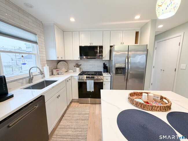 Building Photo - 945 E Broadway