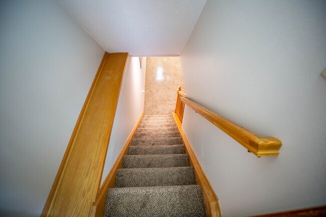 Building Photo - 202 NW Sharmin Dr