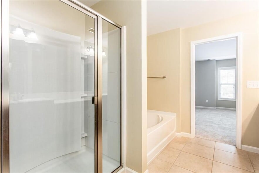 Building Photo - 2105 Greencrest Cir