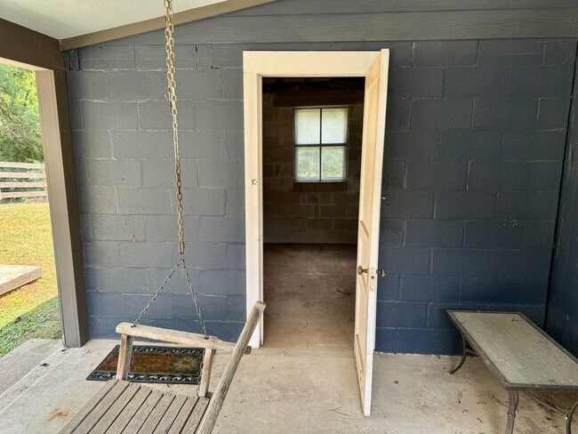 Building Photo - Nature Lovers - 3 Bed, 1 Bath Home w/ 1 Car Garage Close to Downtown Franklin