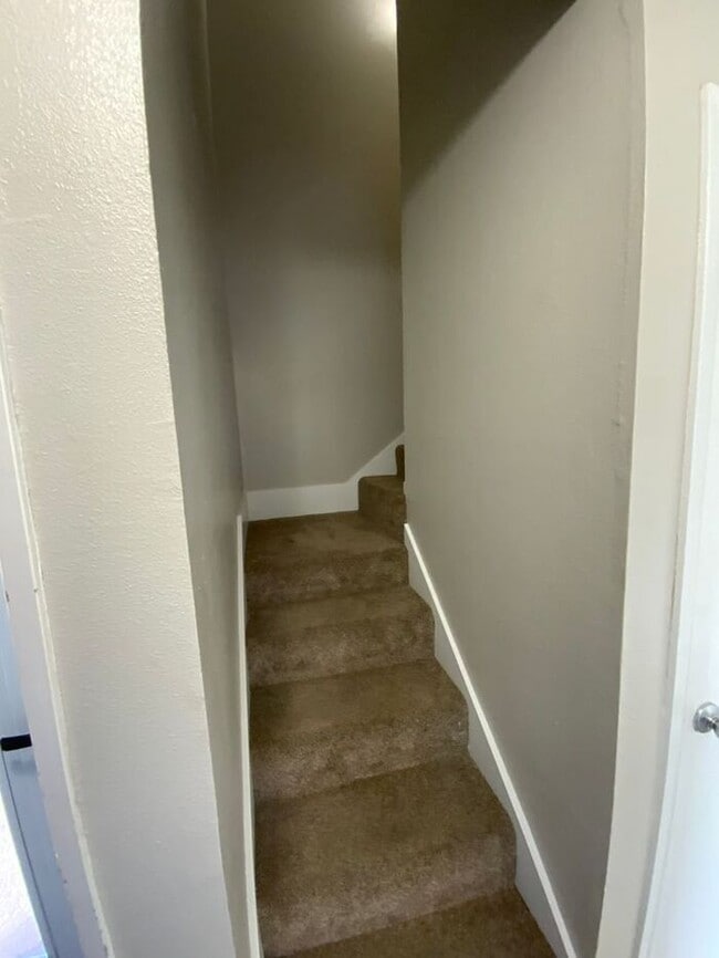 Building Photo - Sumner Townhome Duplex w/ 1 car carpot & N...