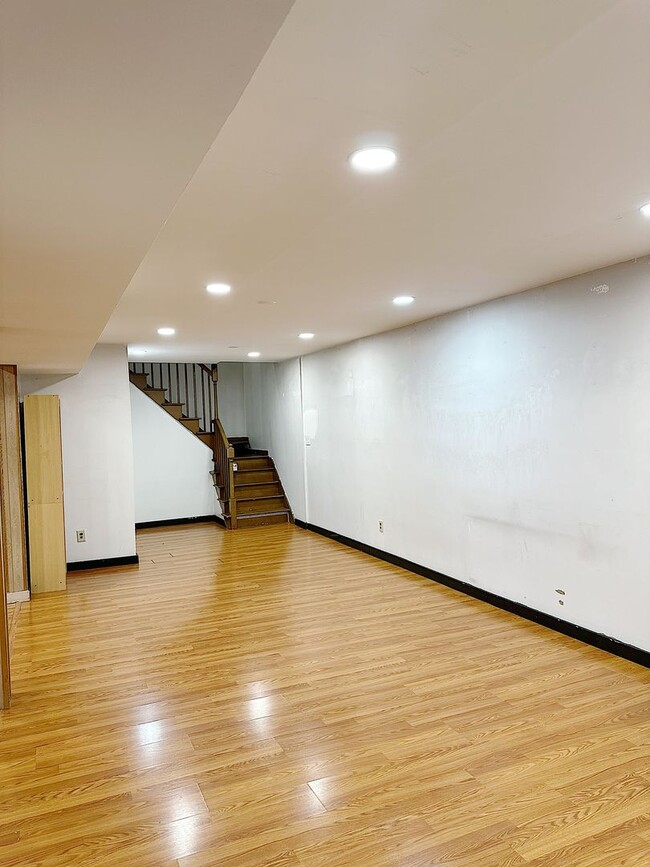 Building Photo - 5 Bed / 3 Bath Home with Finished Basement