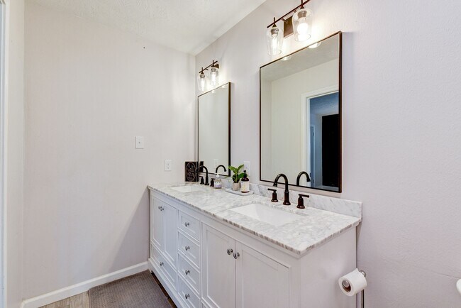 Building Photo - 10707 Piping Rock Ln