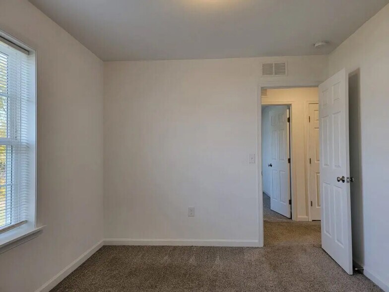 Building Photo - 126 Robert Cir