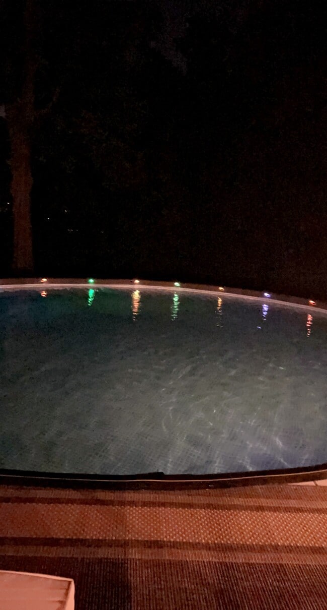 Building Photo - 3020 Parnell Ave