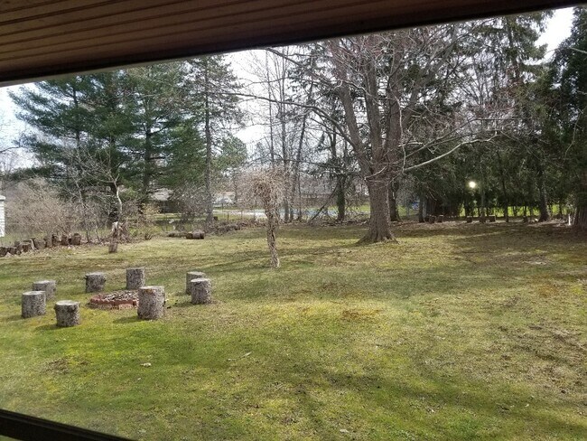 Building Photo - 3 bedroom Bungalow with finished basement..
