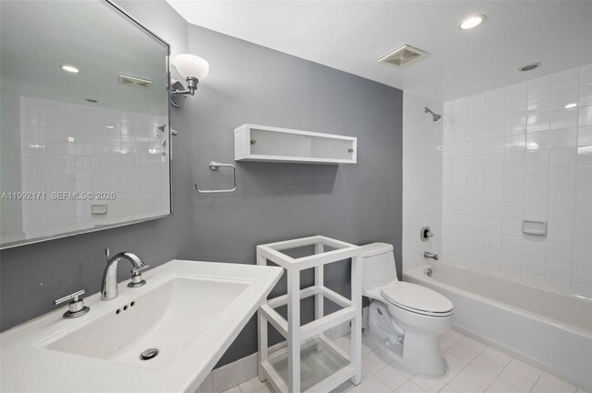 Building Photo - 1900 Sunset Harbour Dr