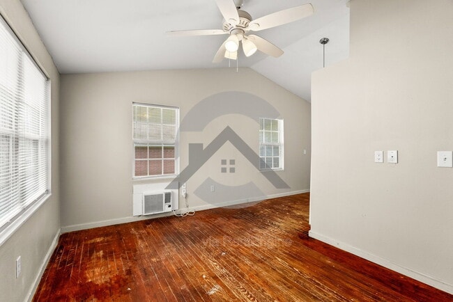 Building Photo - 2013 Independence St