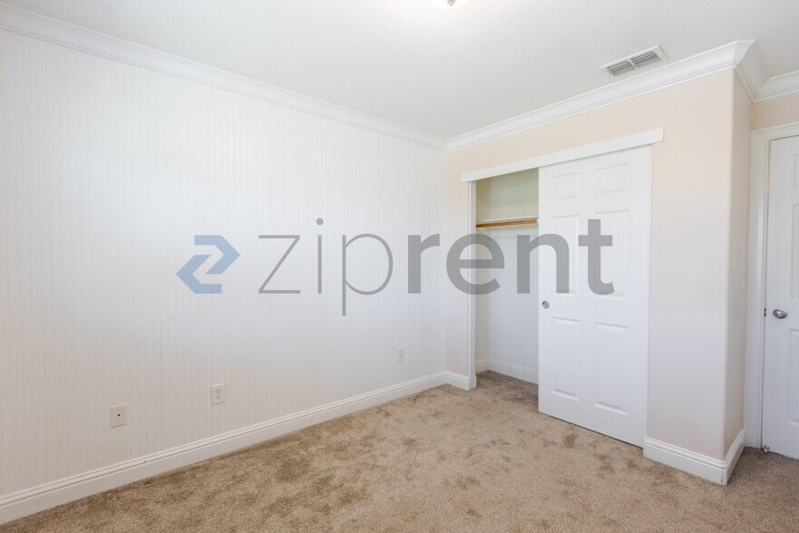 Building Photo - Unit