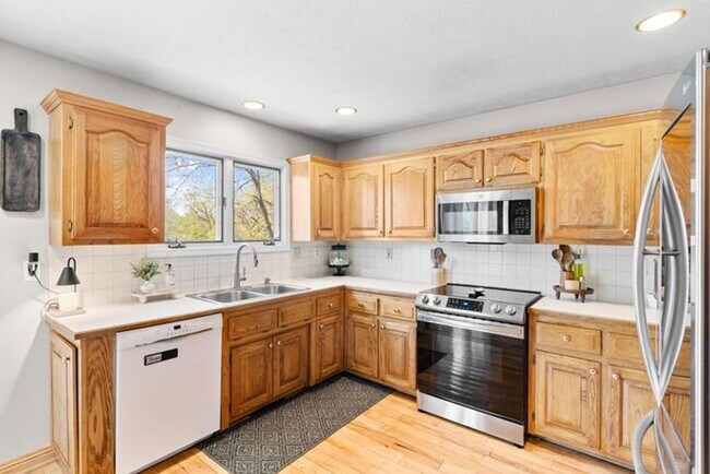 Building Photo - 840 E Gaslight Dr