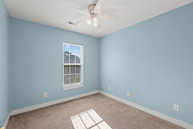 Building Photo - 220 Twin Oaks Dr