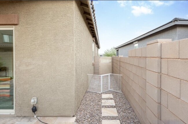 Building Photo - Beautifully Upgraded 4 - Bedroom 2 - Bath ...