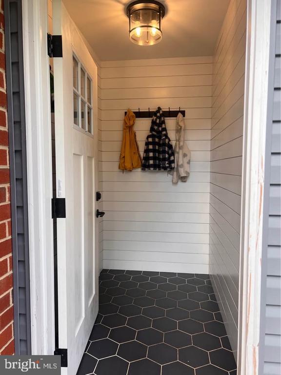 Building Photo - 6122 Rolling View Dr