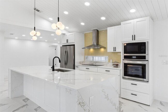 Building Photo - 5424 Loma Vista Dr E