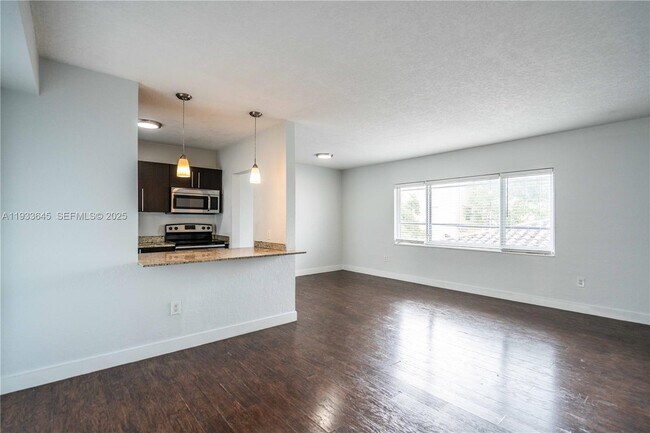 Building Photo - 1940 Biarritz Dr