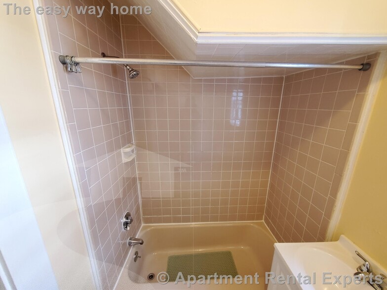 Building Photo - 32 Claremon St