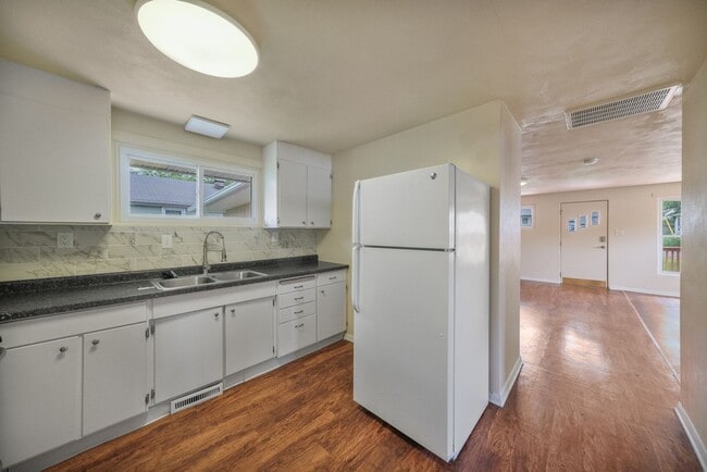 Building Photo - Mahomet | Renovated 2 Bed / 1 Bath Home