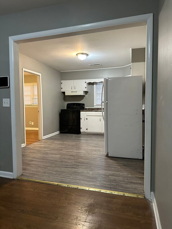 Building Photo - Spacious 4-Bedroom, 2-Bath Home in Quiet C...