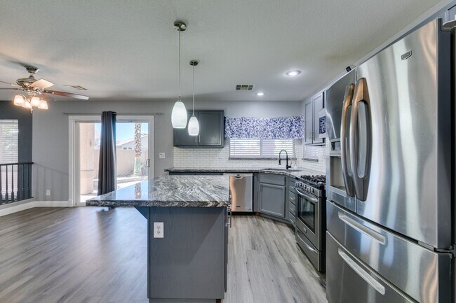 Building Photo - BEAUTIFUL POOL HOME W/RV