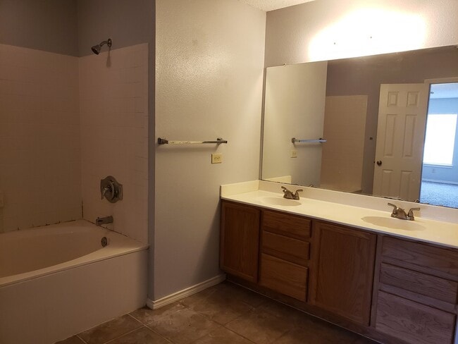 Building Photo - 425 Twin Point Creek