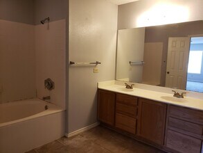 Building Photo - Huge 4 bed 2.5 bath house newly renovated