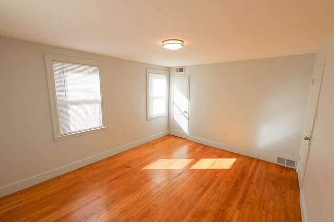 Building Photo - 15 Ridgeview Ave