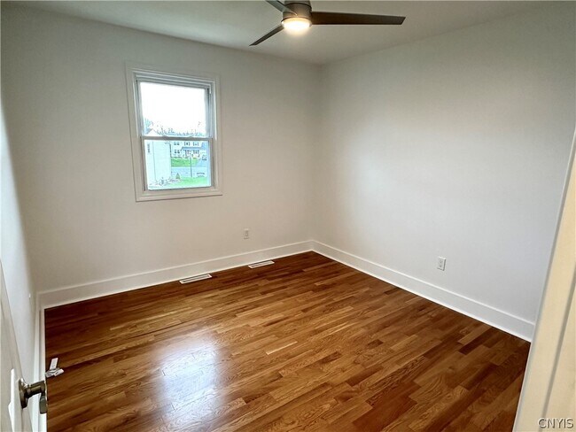 Building Photo - 8662 Bayview Dr