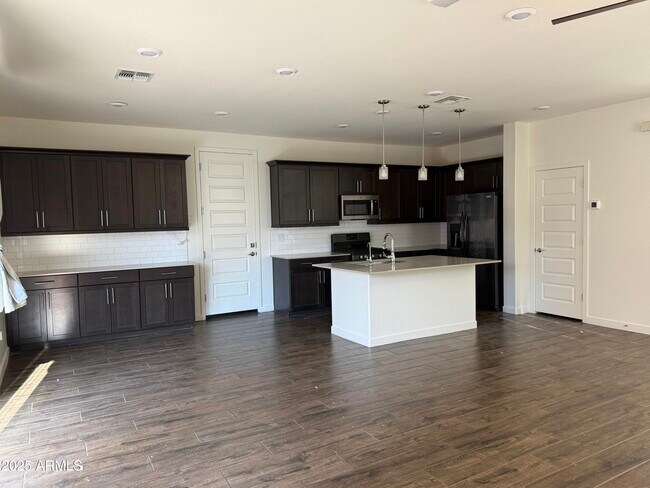 Building Photo - 938 E Danbury Dr