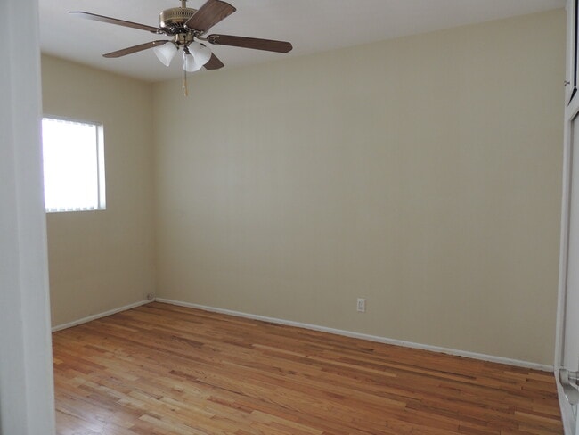 Building Photo - Chateau Whitsett Apartments