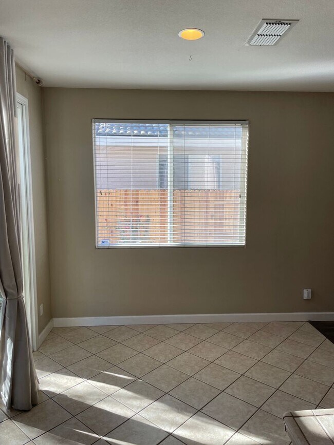 Building Photo - NICE SINGLE STORY 3 BED & 2 BATH HOME IN ELK GROVE!