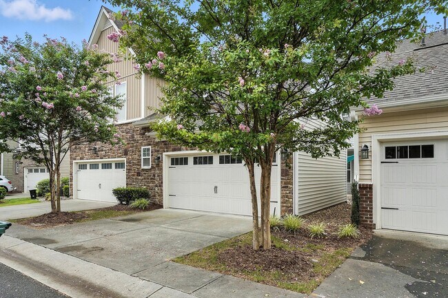 Building Photo - ABSOLUTELY GEORGOUS 2 STORY TOWNHOUSE IN CARY