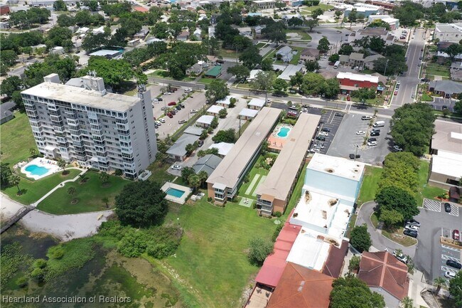 Building Photo - 2121 Lakeview Dr