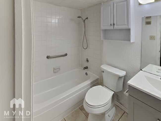 Building Photo - 2301 Basil Dr