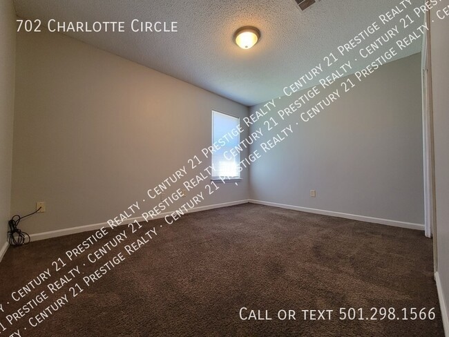 Building Photo - 702 Charlotte Cir