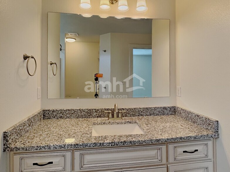 Building Photo - 10647 Avalon St