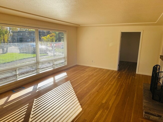 Building Photo - Vintage Remodel