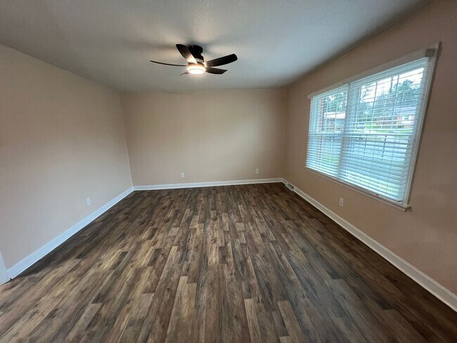 Building Photo - 3 Bedroom 1.5 Bathroom House for rent