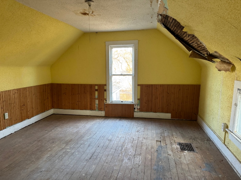 Building Photo - 502 S Broadway St