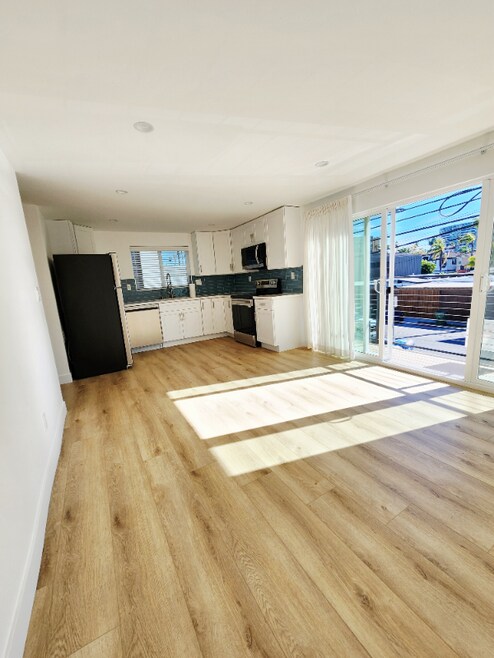 Building Photo - 2407 Abbot Kinney Blvd