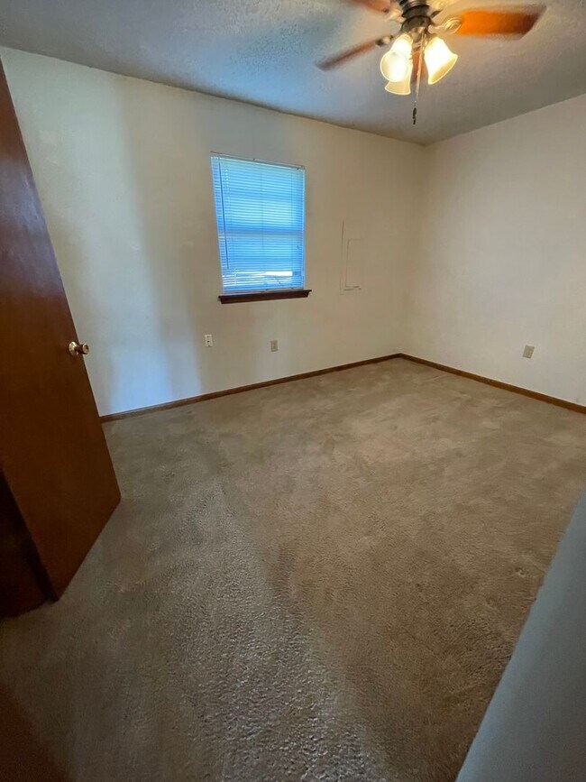 Building Photo - 106 W Southampton Dr