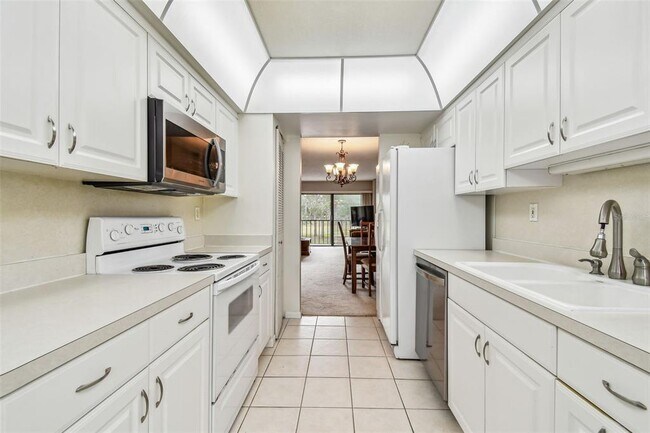 Building Photo - 2700 Cove Cay Dr