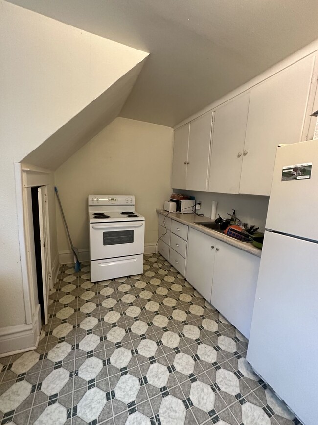 Building Photo - NO SECURITY DEPOSIT Perfect 2 bed 1 bath n...