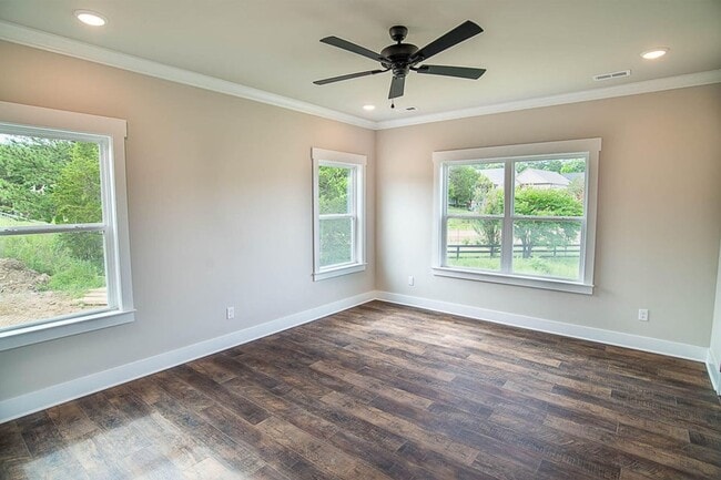 Building Photo - Beautiful 3 Bed, 2.5 Bath, 2 Car Garage - Community Pool & Walking Trail!