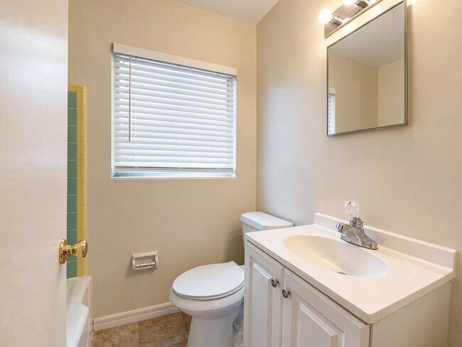 Building Photo - 3 Bedroom Home for Rent Near Tiger Stadium & Lakeland Regional!