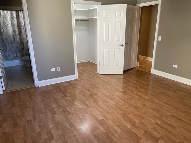 Ensuite Master BR, BA, walk-in closet - 5941 W Corcoran Plz